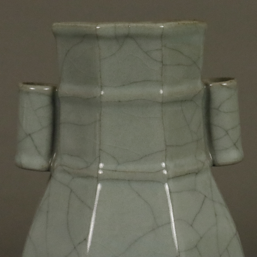 Hu-Vase - China, birnförmige gekantete Wandung auf Standring mit Röhrenhandhaben am Hals, bläuliche - Image 3 of 6