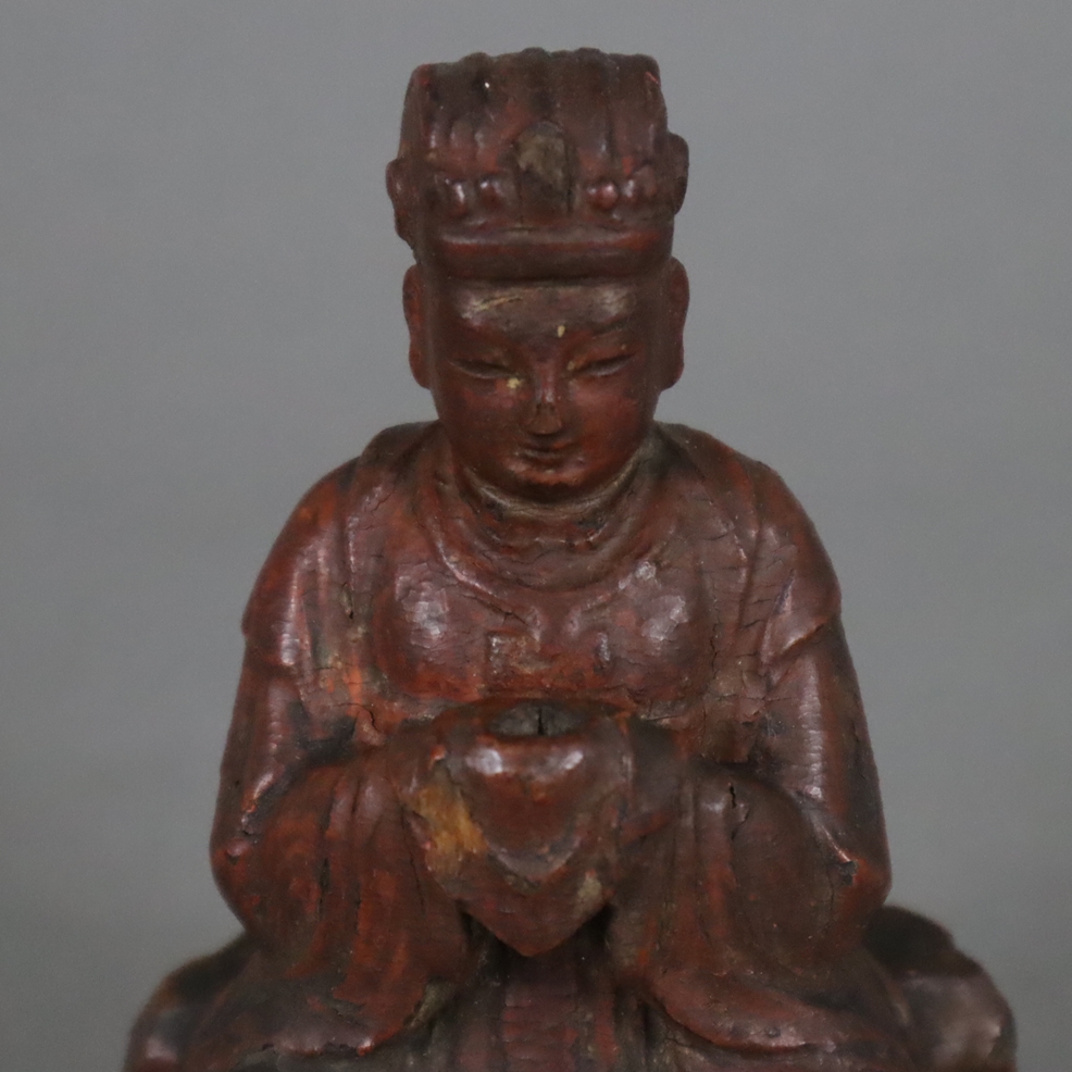 Figurine eines sitzenden Adligen mit Opfergabe - China, ausgehende Qing-Dynastie, um 1900, kleine H - Image 2 of 7