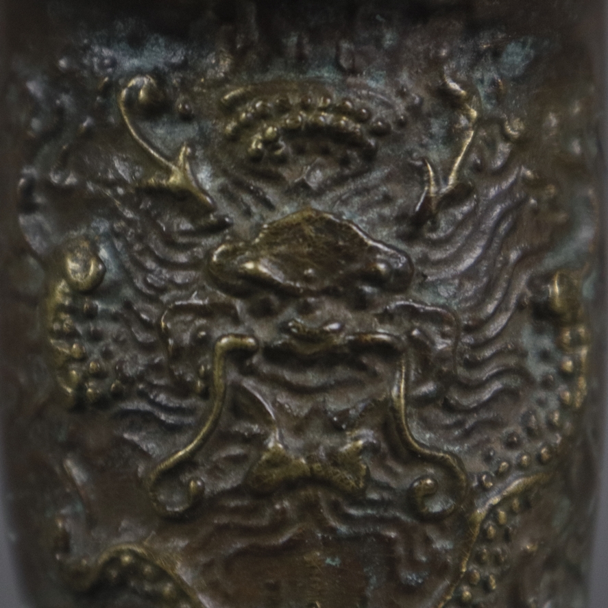 Tripodes Gefäß vom archaischen Typ „jue“ - China, Bronzelegierung, in Relief Drache mit flammendem - Image 6 of 6