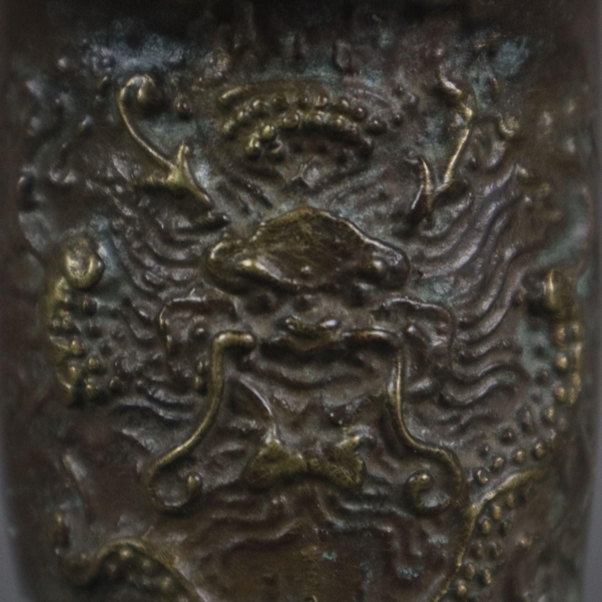 Tripodes Gefäß vom archaischen Typ „jue“ - China, Bronzelegierung, in Relief Drache mit flammendem  - Bild 6 aus 6