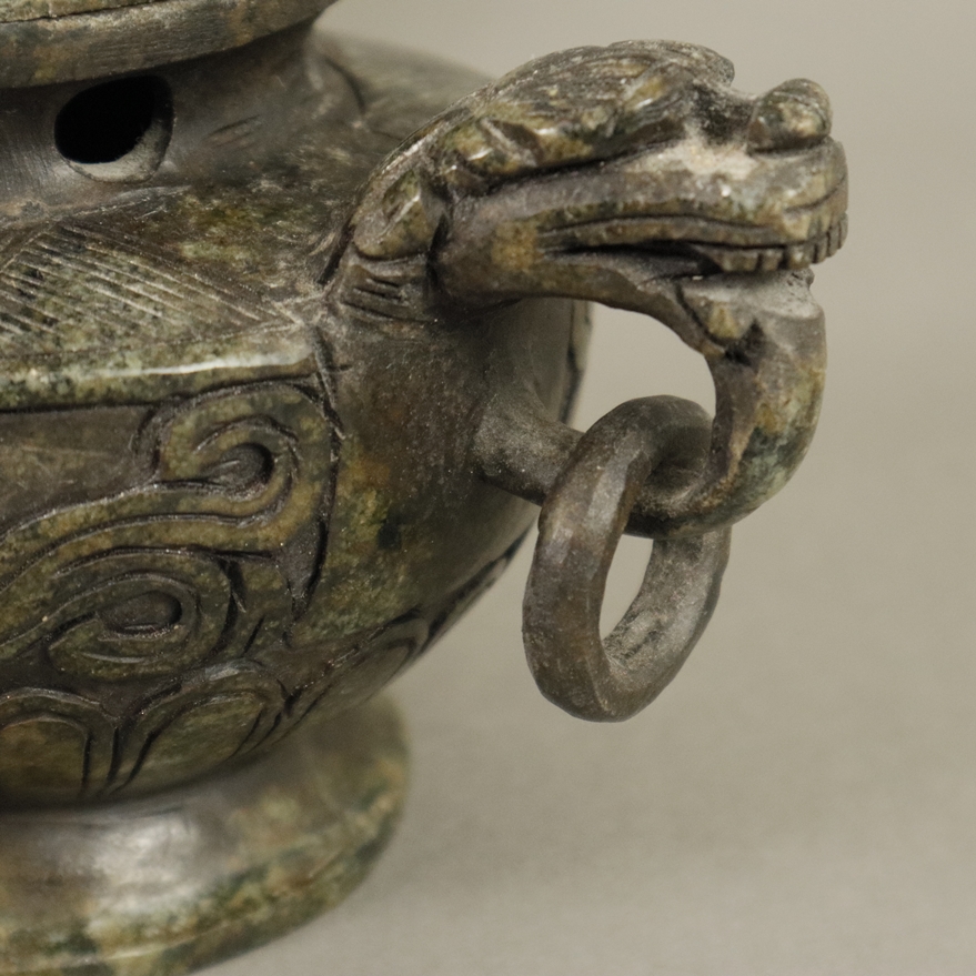 Deckelvase & zwei Räuchergefäße - China, 20. Jh., nephritgrüner Steatit geschnitzt, Vase auf vier C - Image 7 of 7