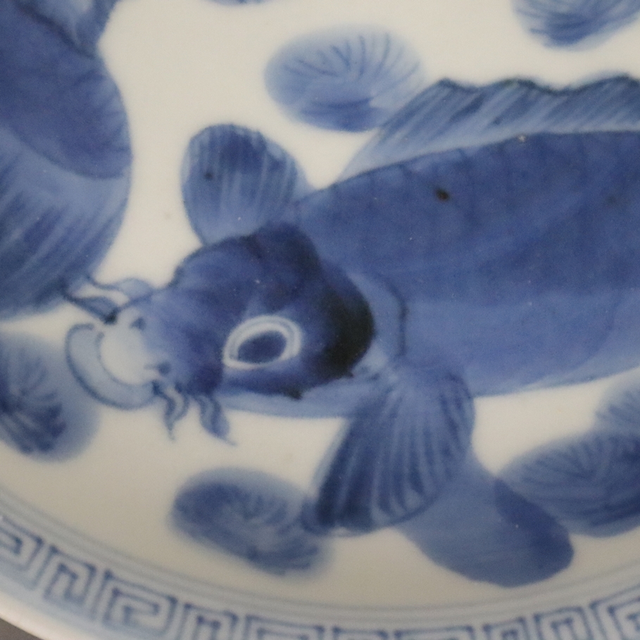 Teller mit Karpfendekor - China, späte Qing-Dynastie, Porzellan, runde Form mit fein gemalten Karpf - Image 2 of 7