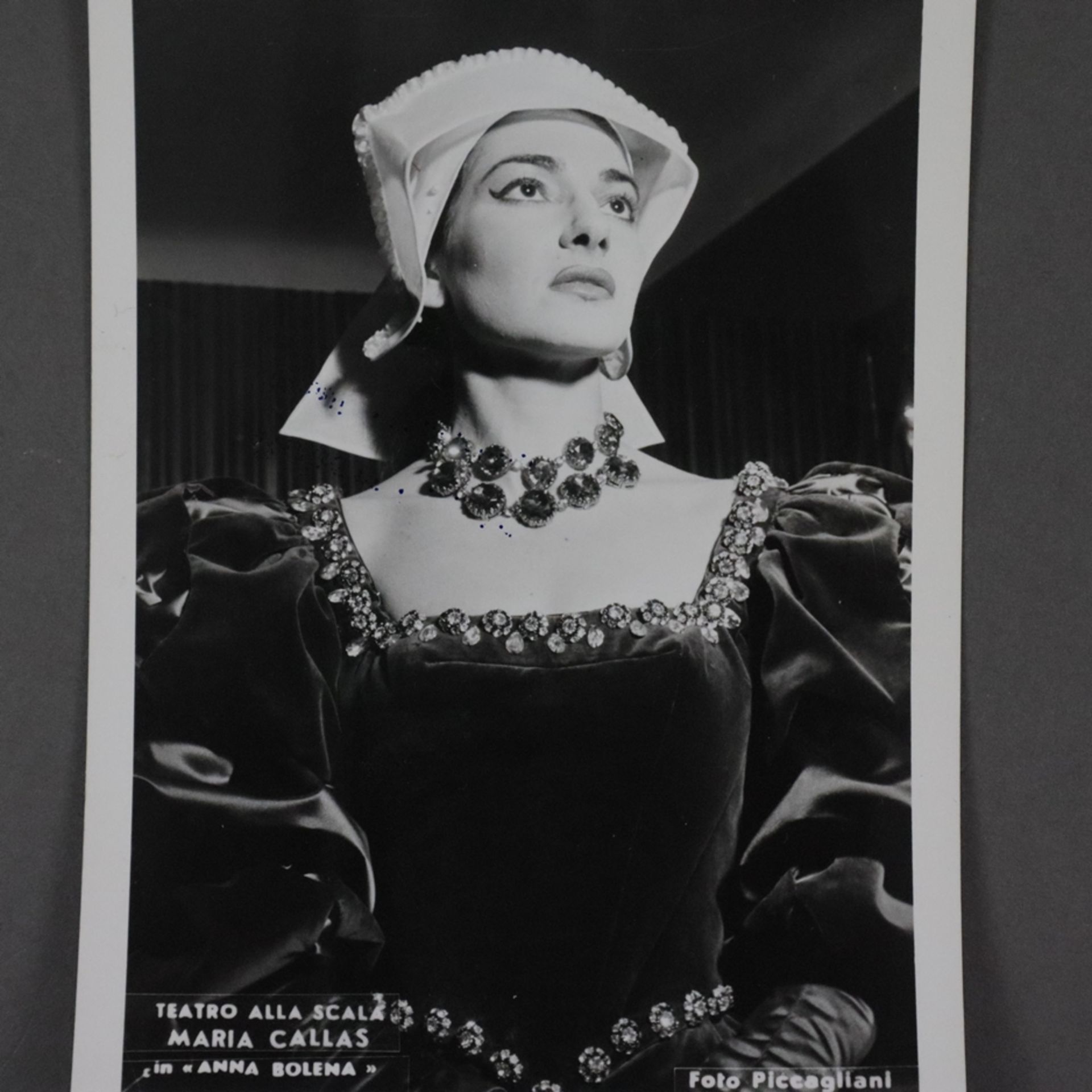 Konvolut: Drei Fotografien von Maria Callas - s/w Fotografien, verso handschriftlich bezeichnet "La - Bild 3 aus 6