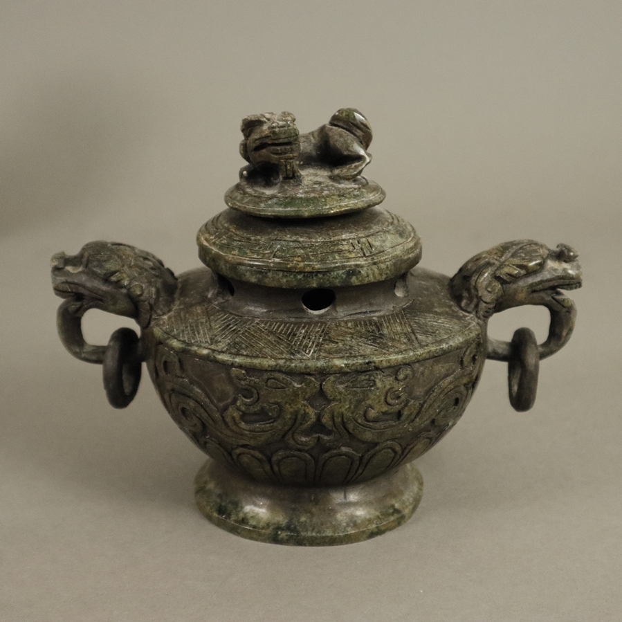 Deckelvase & zwei Räuchergefäße - China, 20. Jh., nephritgrüner Steatit geschnitzt, Vase auf vier C - Image 3 of 7