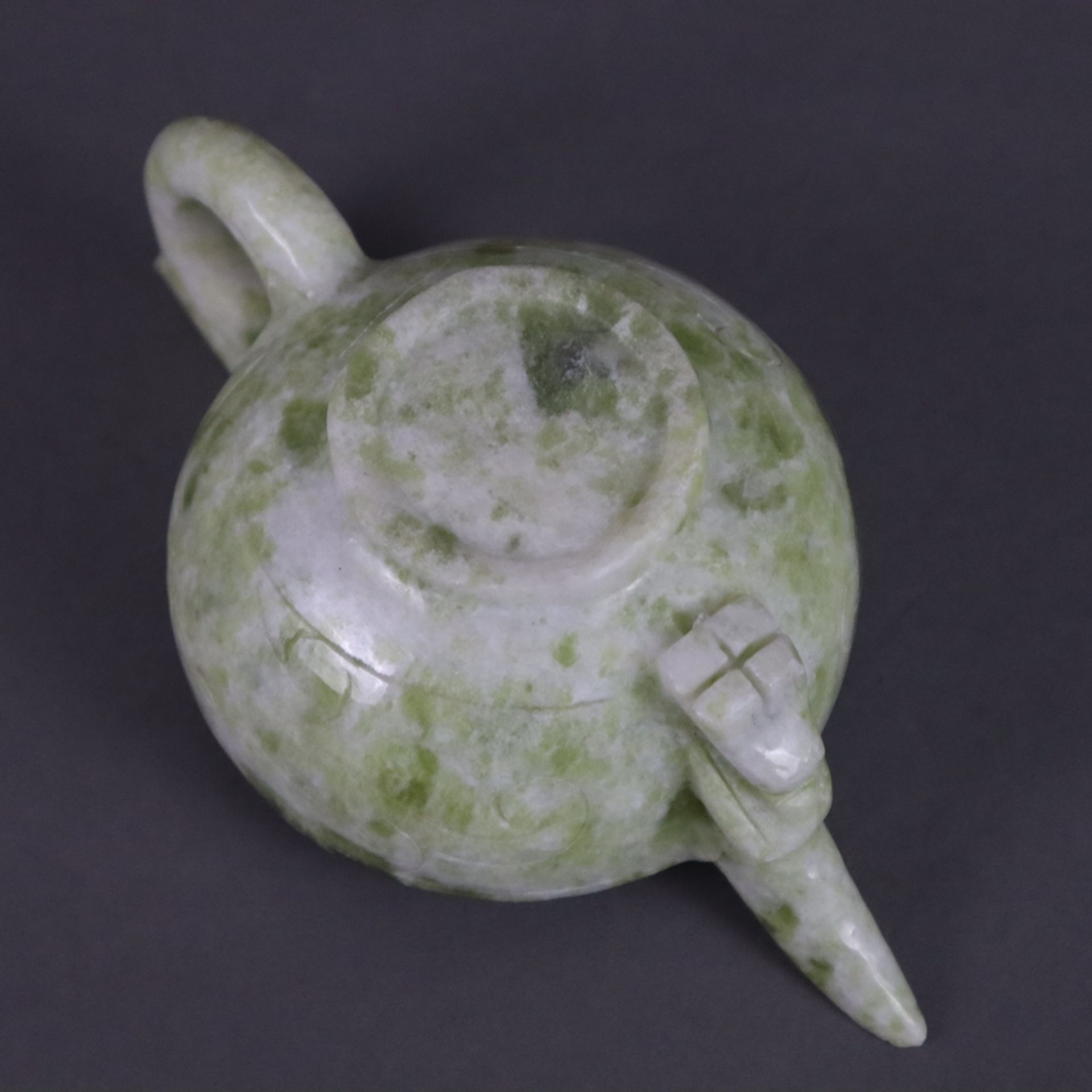 Zierkanne aus Jade - China, Schnitzarbeit aus heller grünlich marmorierter Jade, der Henkel ist ver - Bild 8 aus 8