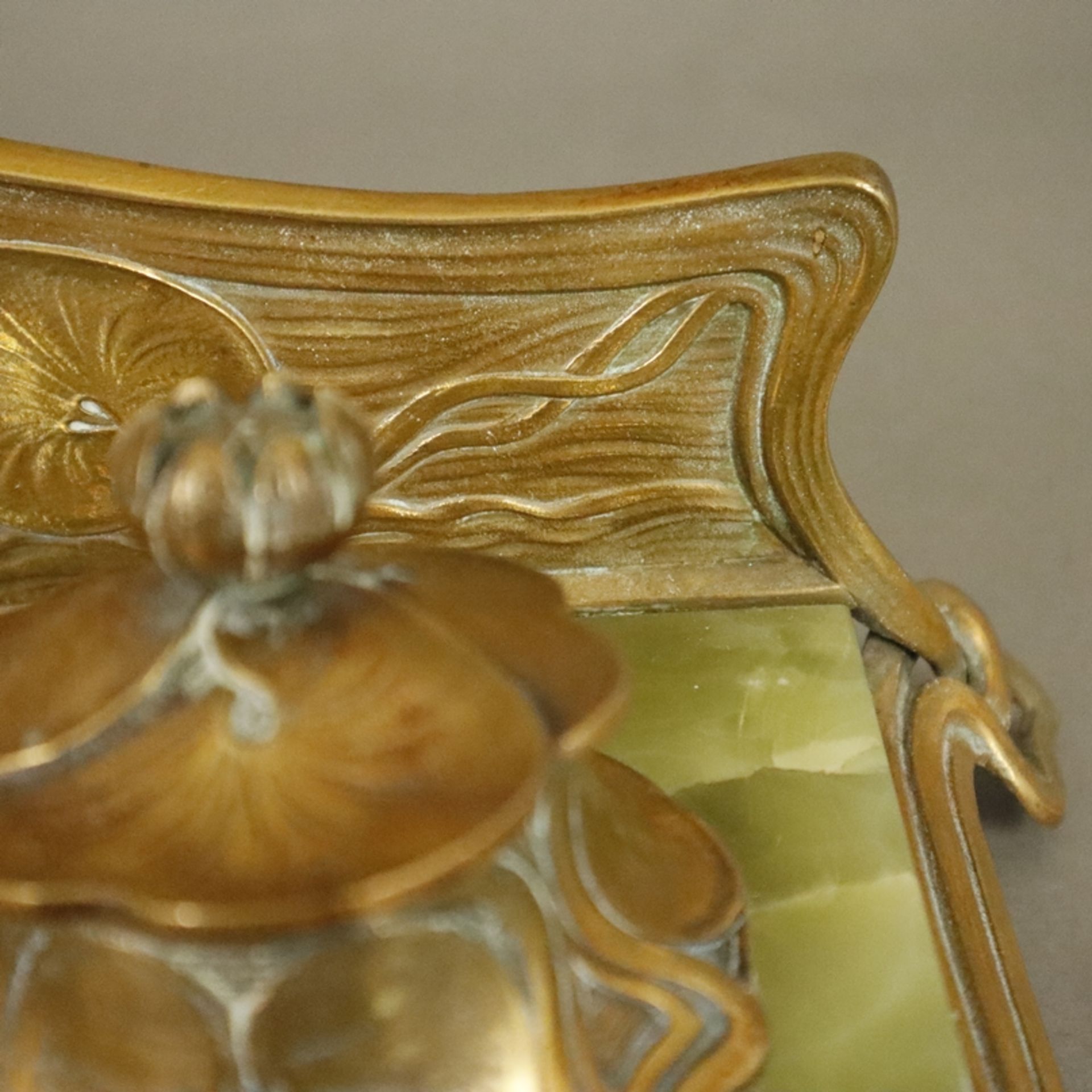 Jugendstil-Schreibtischgarnitur - um 1900/10, geschwungenes Bronzegestell mit Seerosen-Reliefdekor, - Bild 5 aus 12