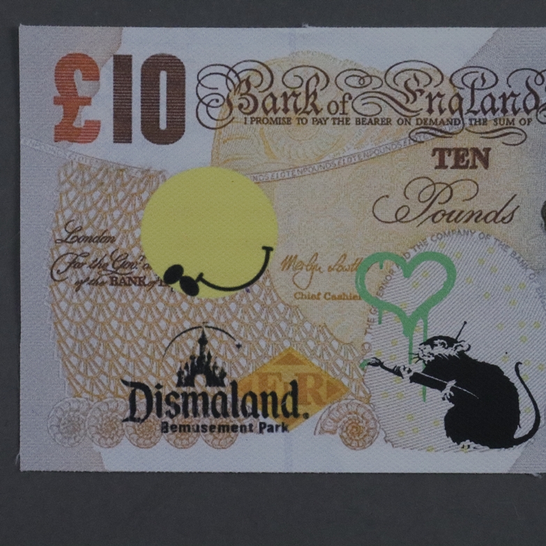 Banksy - "Dismal 10 Pound Canvas" mit "Love Ratte (grün)"-Motiv, 2015, Souvenir aus der Ausstellung - Image 3 of 5