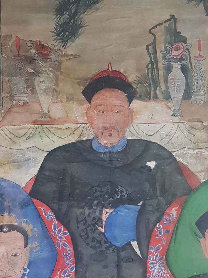 Ahnenbild - vielfigurige Darstellung der Vorfahren einer chinesischen Familie, in zwei Reihen sitze - Image 5 of 9