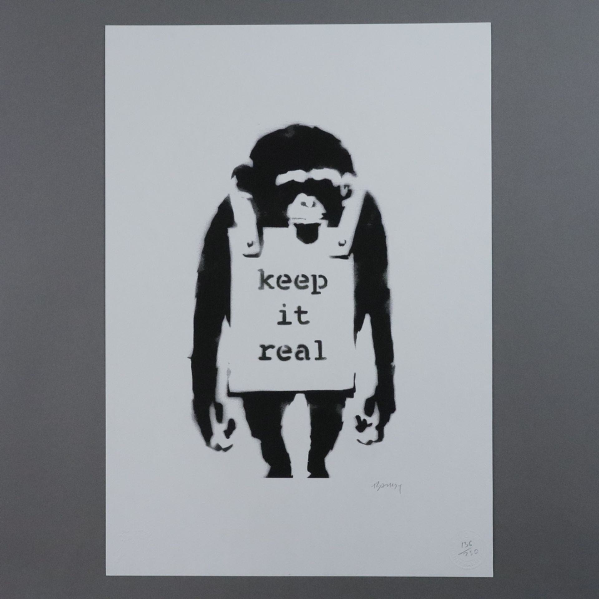 Banksy - "Keep it Real", Lithografie auf Bütten mit zwei Blindstempeln, eins davon "P. O. W. Printm - Bild 2 aus 6