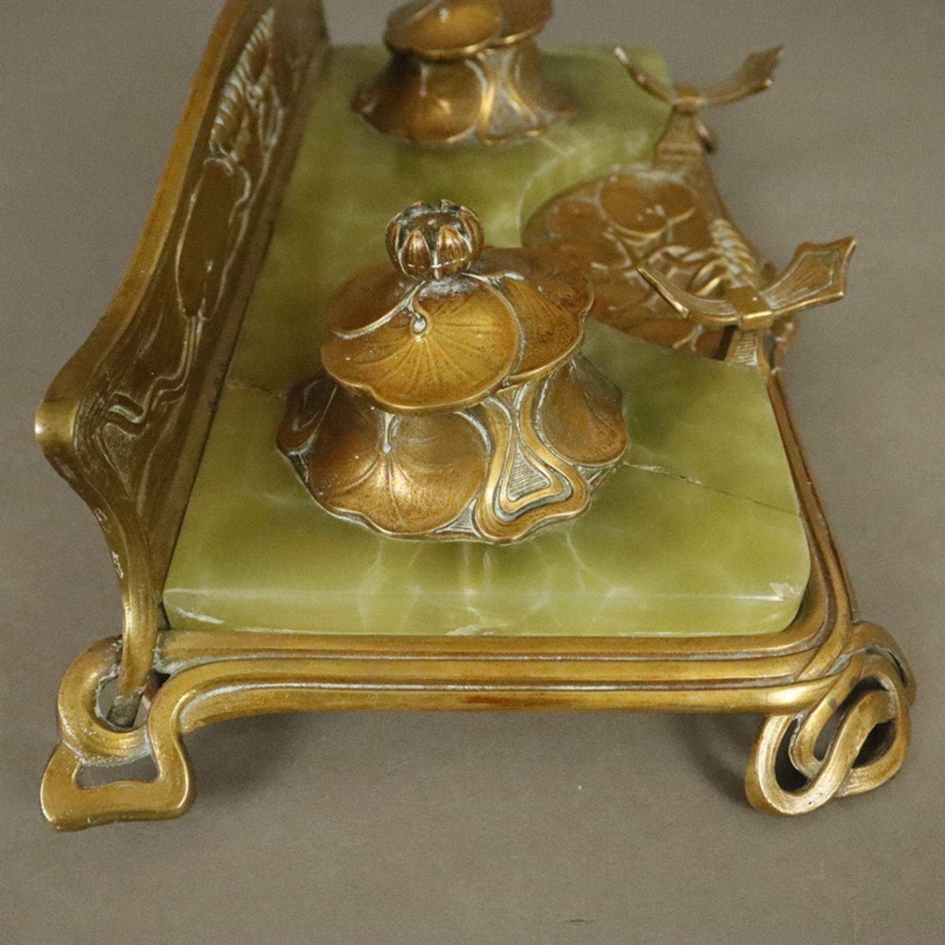 Jugendstil-Schreibtischgarnitur - um 1900/10, geschwungenes Bronzegestell mit Seerosen-Reliefdekor, - Image 11 of 12