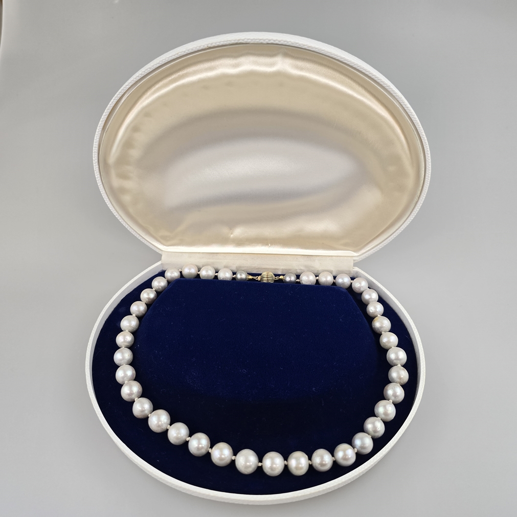 Perlenkette - Kette mit 36 hellgrauen Perlen von 10 bis 12 mm Dm., und 2 (wohl) Tahiti-Perlen von 1 - Image 6 of 6