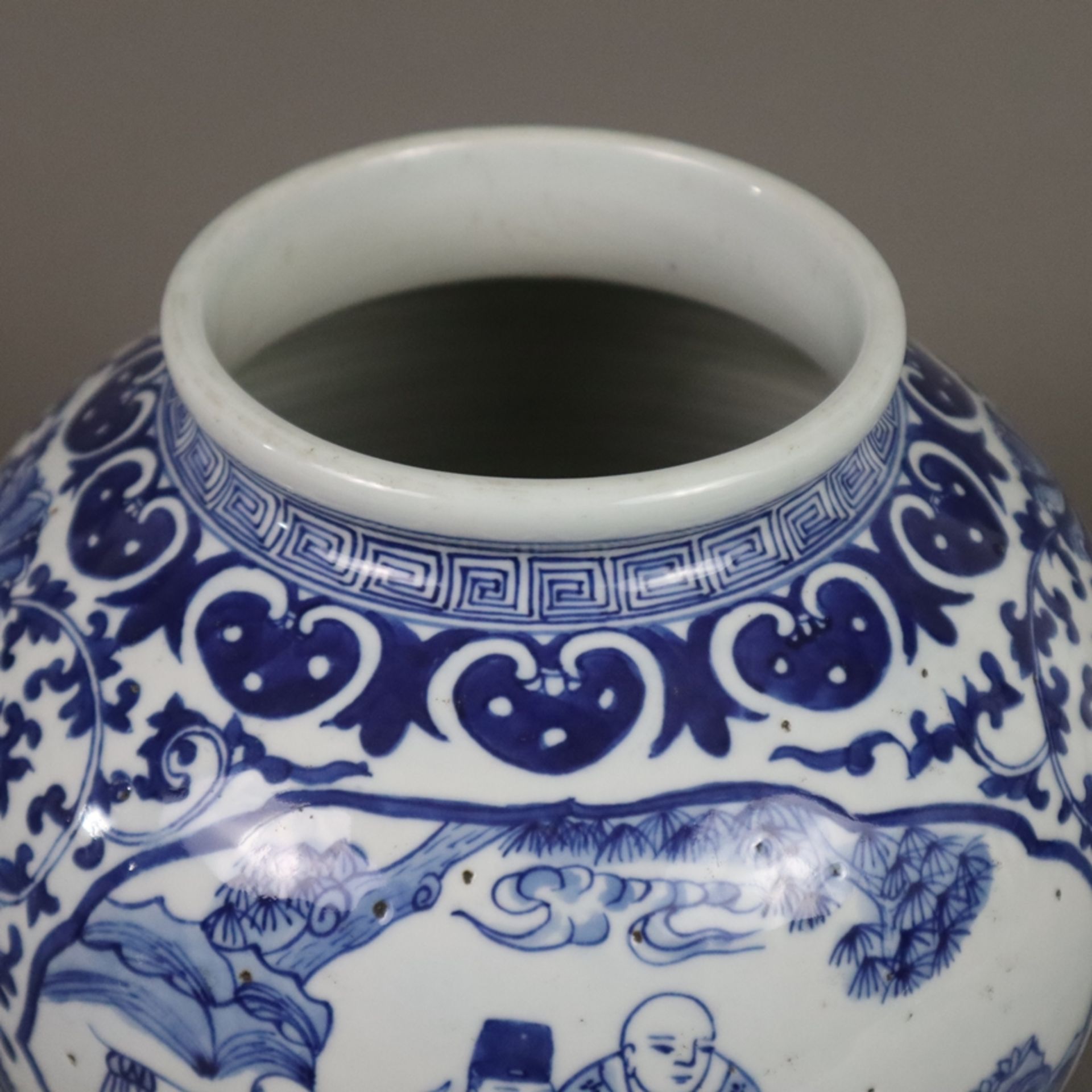 Schultertopf - China 20.Jh., Weißporzellan mit unterglasurblauer Bemalung, passige figuralen Reserv - Image 2 of 12