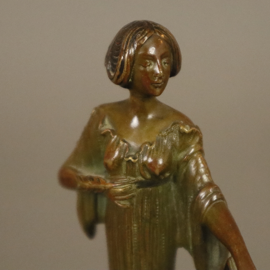 Jugendstil-Bronzeminiatur - wohl Frankreich um 1900, Bronze, braun und grün patiniert, auf rundem S - Image 3 of 8