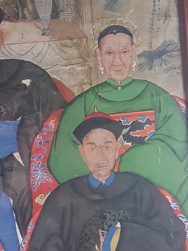 Ahnenbild - vielfigurige Darstellung der Vorfahren einer chinesischen Familie, in zwei Reihen sitze - Image 6 of 9