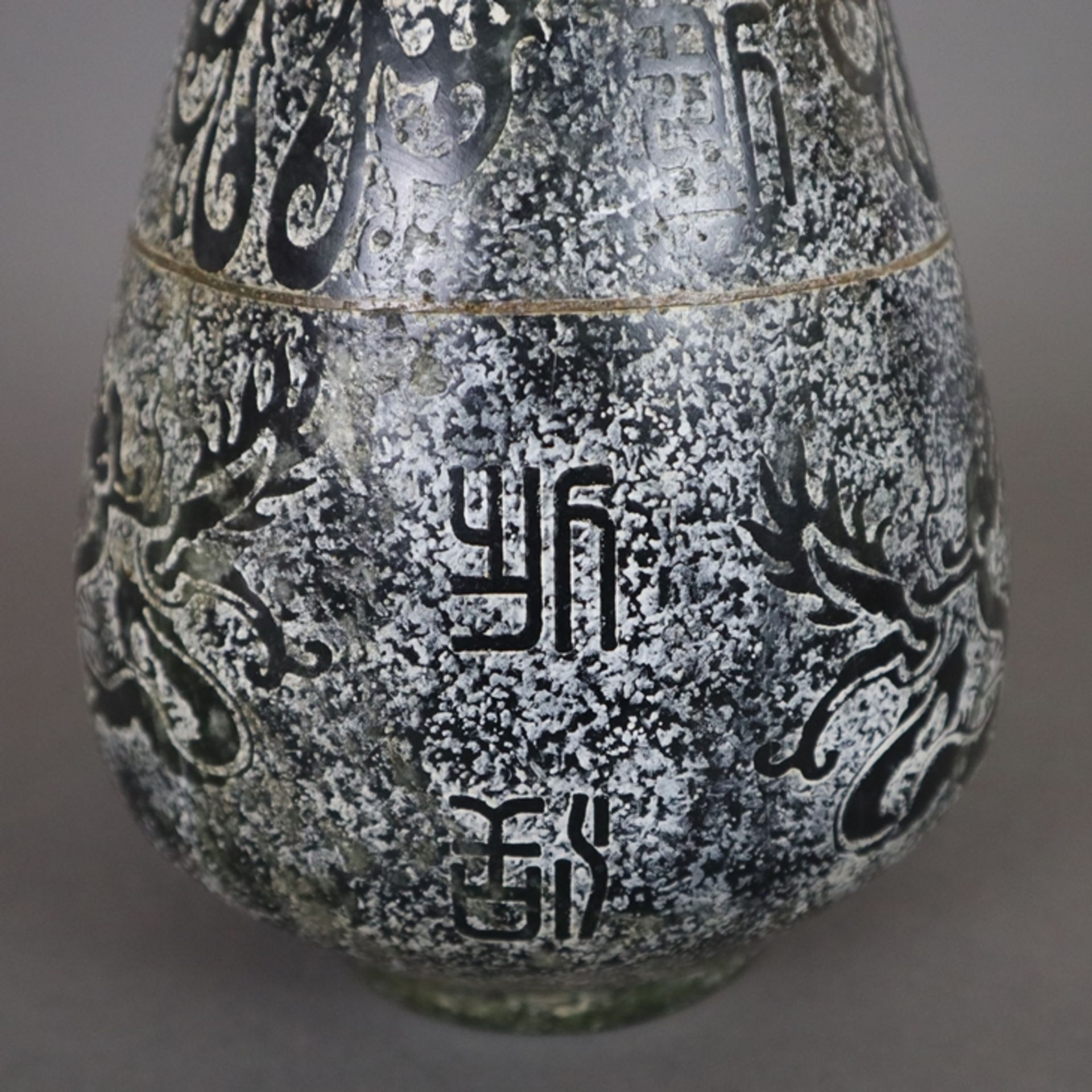 Steinvase - China, schlanker "Yu hu chun ping"-Typus, Kalkstein, teils poliert, dekoriert mit archa - Bild 8 aus 10