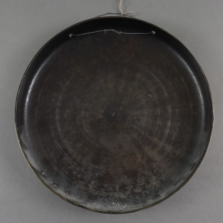 Gong mit Schlegel - China, Bronzelegierung dunkel patiniert, mittig mit Drachenmotiv umgeben von Wo - Image 7 of 8