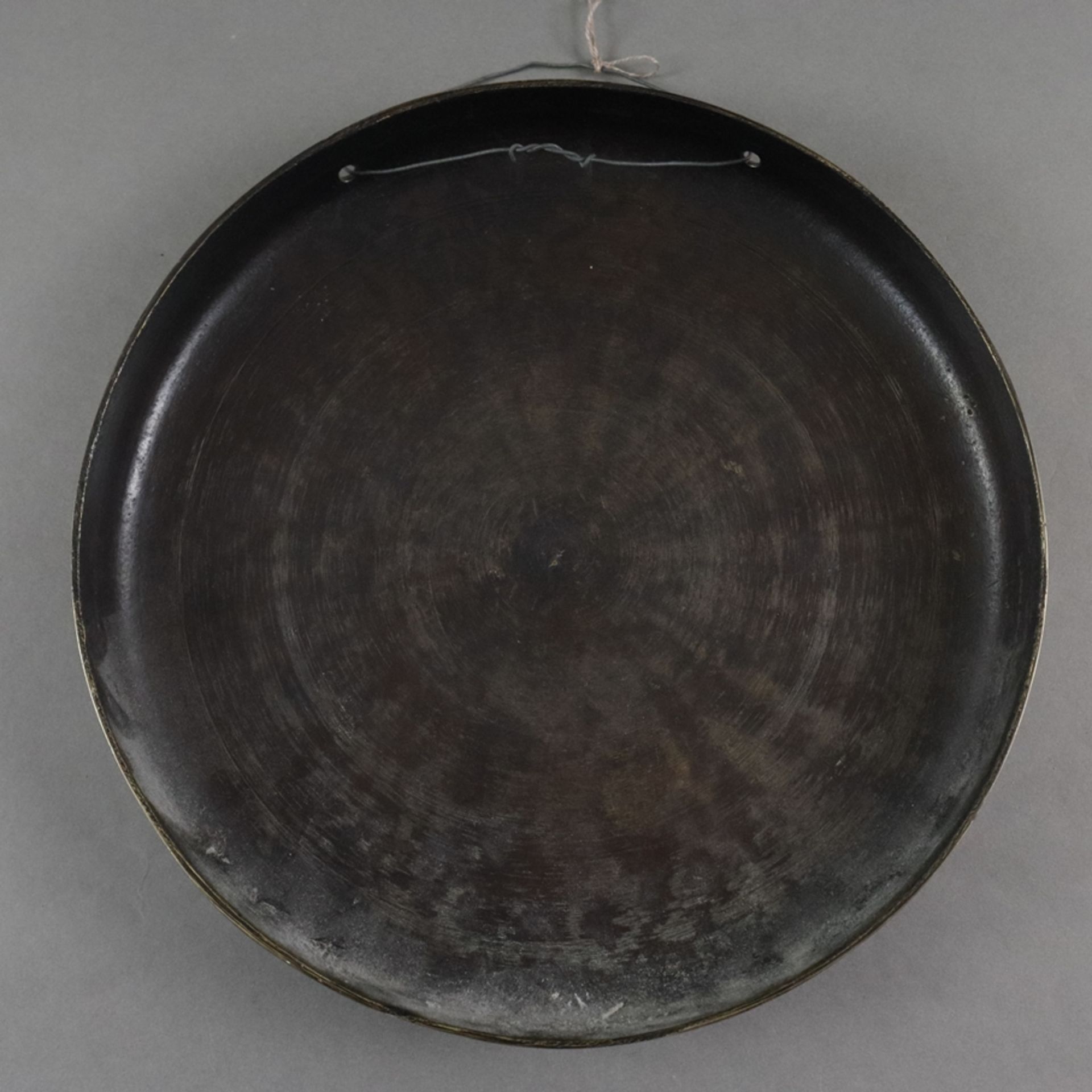 Gong mit Schlegel - China, Bronzelegierung dunkel patiniert, mittig mit Drachenmotiv umgeben von Wo - Bild 7 aus 8