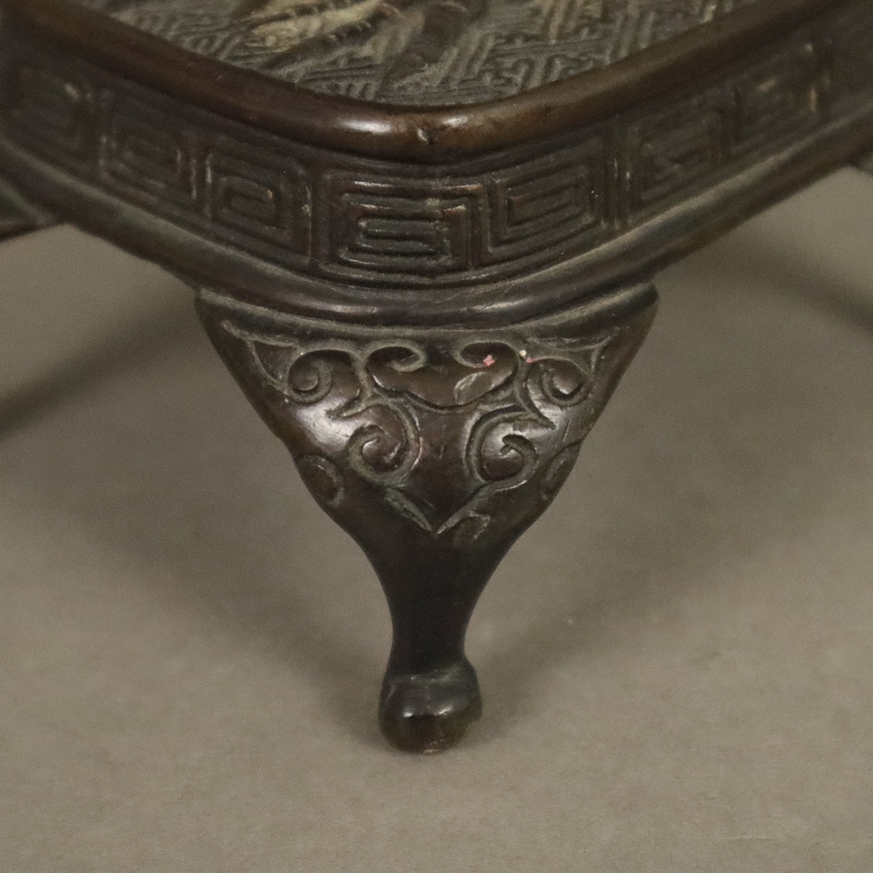 Figürlicher Leuchter - China, 20. Jh., Bronze, braun patiniert, zwei vollrund gearbeitete Kraniche - Image 7 of 8