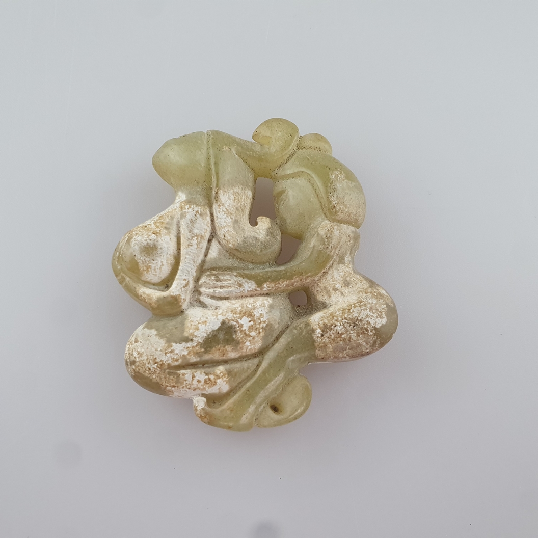 Jade mit erotischer Paarszene- China, gelblich grüne Jade, teils kalzifiziert, stilisierte Darstell - Image 3 of 6