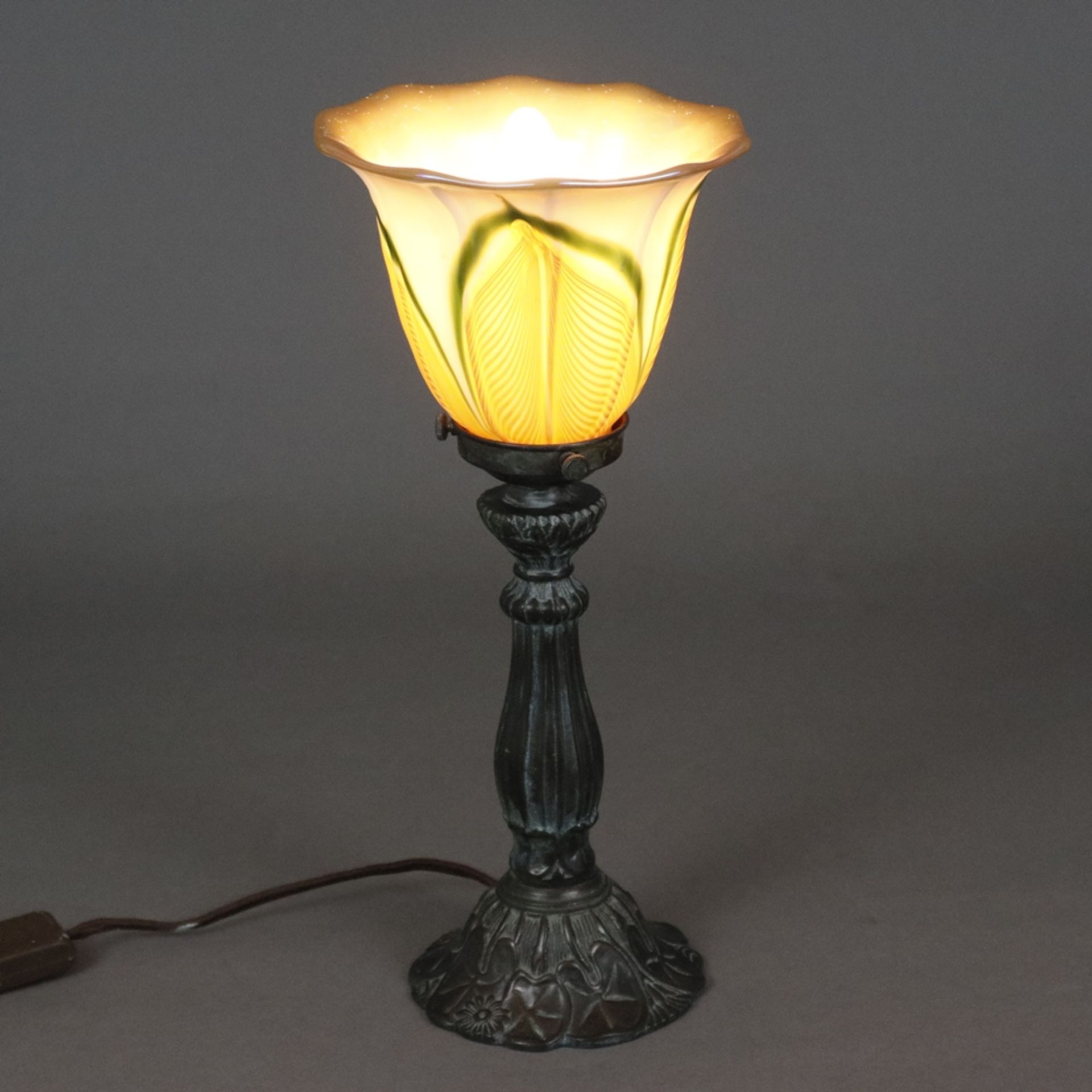 Jugendstil Tischlampe - um 1900/10, floral reliefierter Metallfuß, bronziert, glockenförmiger Glass - Image 7 of 7