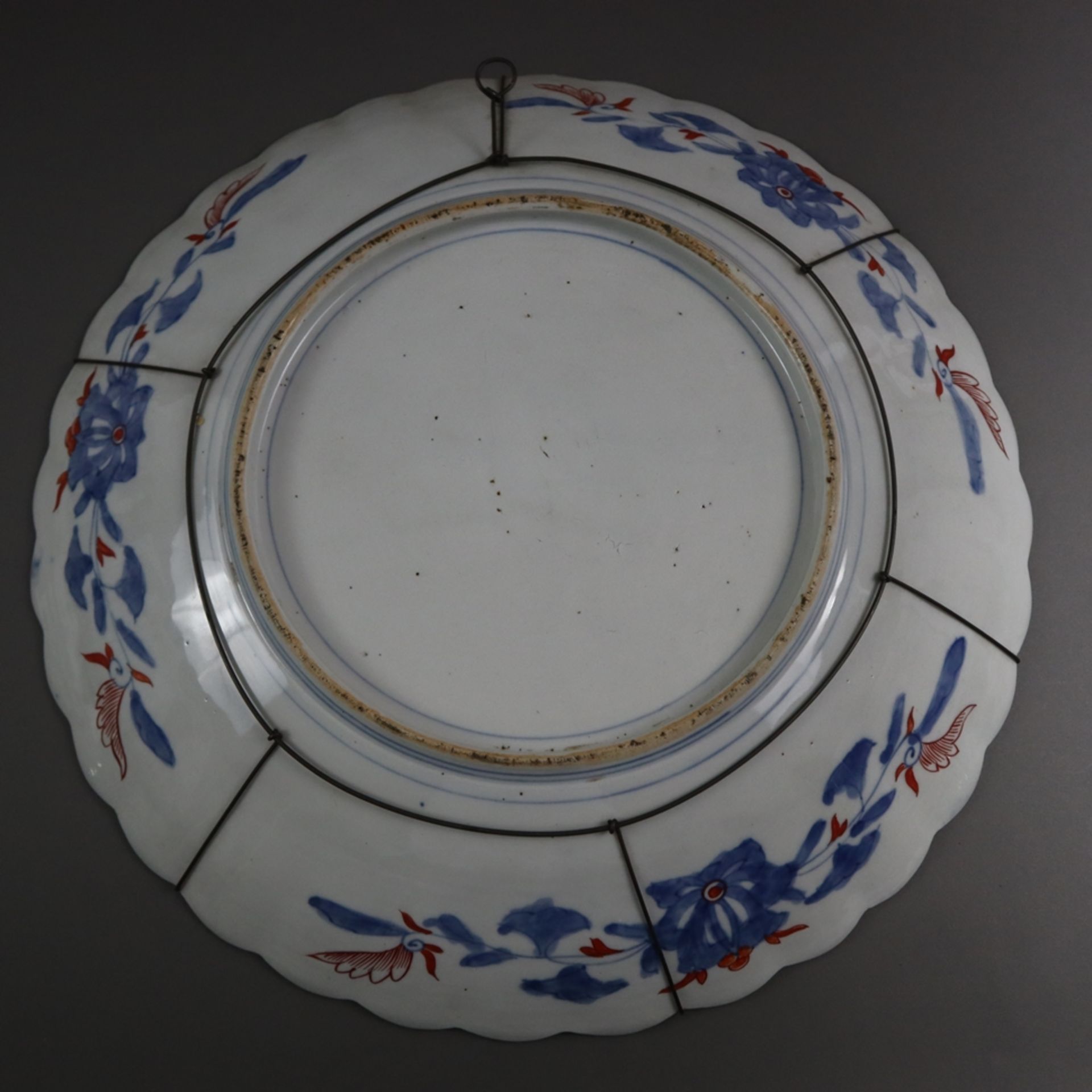 Große Imari-Platte - Japan, Meiji-/ Taishō-Zeit, Porzellan, leicht vertiefte Form mit gefächerter F - Bild 9 aus 9