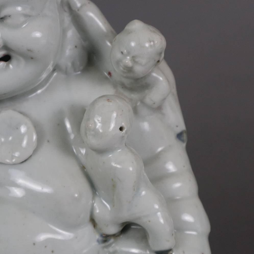 Glücksbuddha mit Kindern - China, der lachende Milefo, auch Budai genannt, sitzend in entspannter H - Image 3 of 10