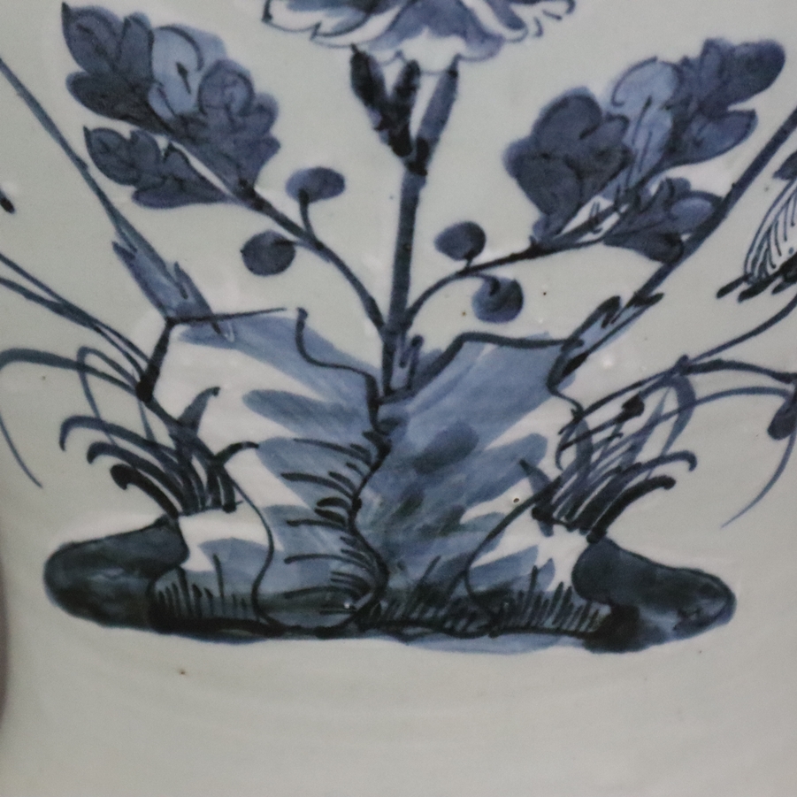 Schultervase mit Deckel - China um 1900, Porzellan, sehr helle Seladonglasur, schauseitig Floralmot - Image 8 of 11