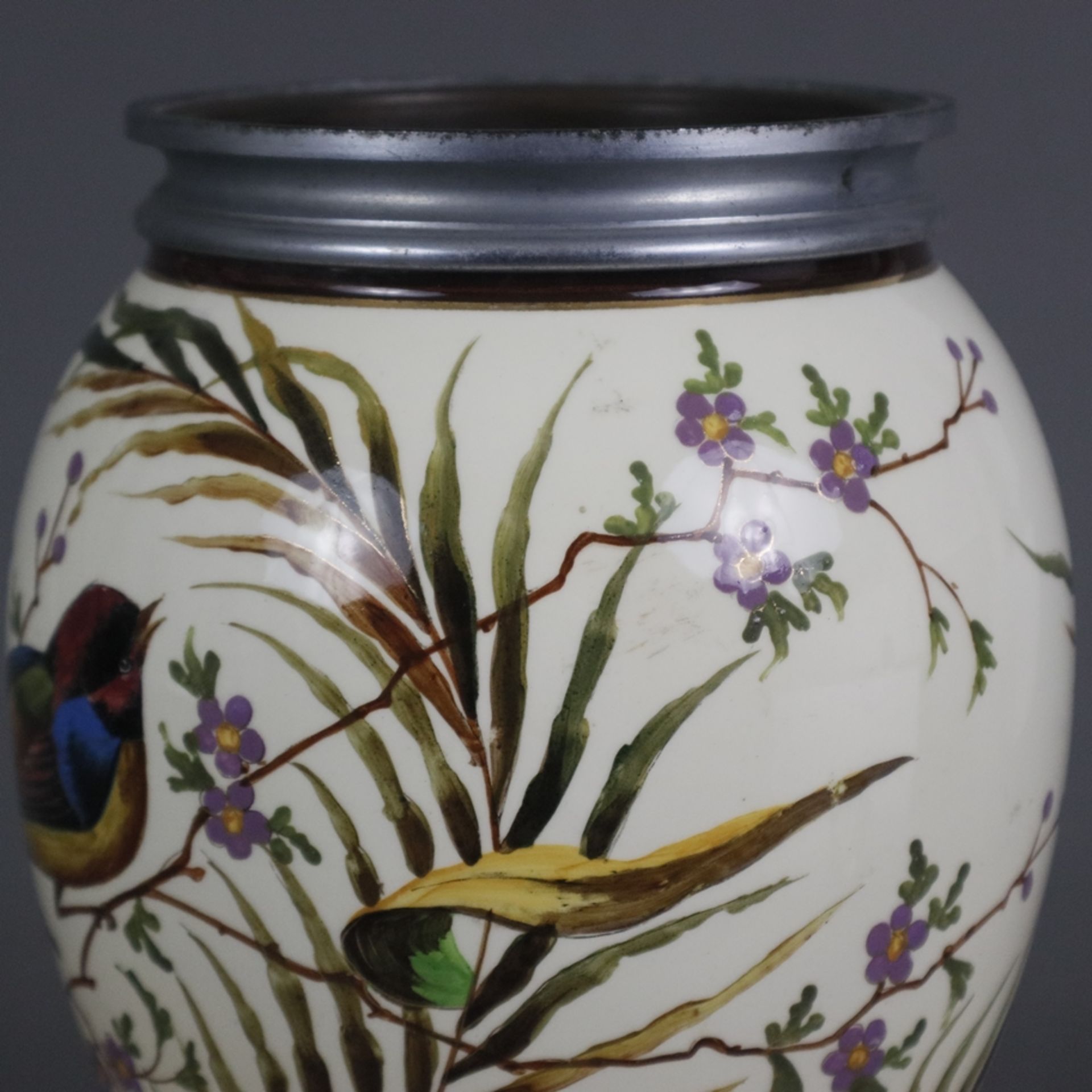 Jugendstil-Blumengefäß - um 1900/Anfang 20. Jh., Keramikkorpus, farbig und gold bemalt mit Vogeldek - Bild 6 aus 9