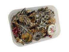 BOX OF BROOCHES