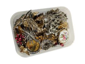 BOX OF BROOCHES