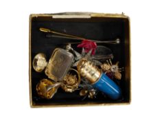SMALL BOX LOT OF MIXED ITEMS TO INCLUDE PILL BOX LOCKET NEEDLE AND THREAD CASE, EARRINGS ETC