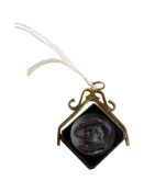 9 CARAT GOLD MOUNTED (MUSKATEER CARVED) ONYX PENDANT