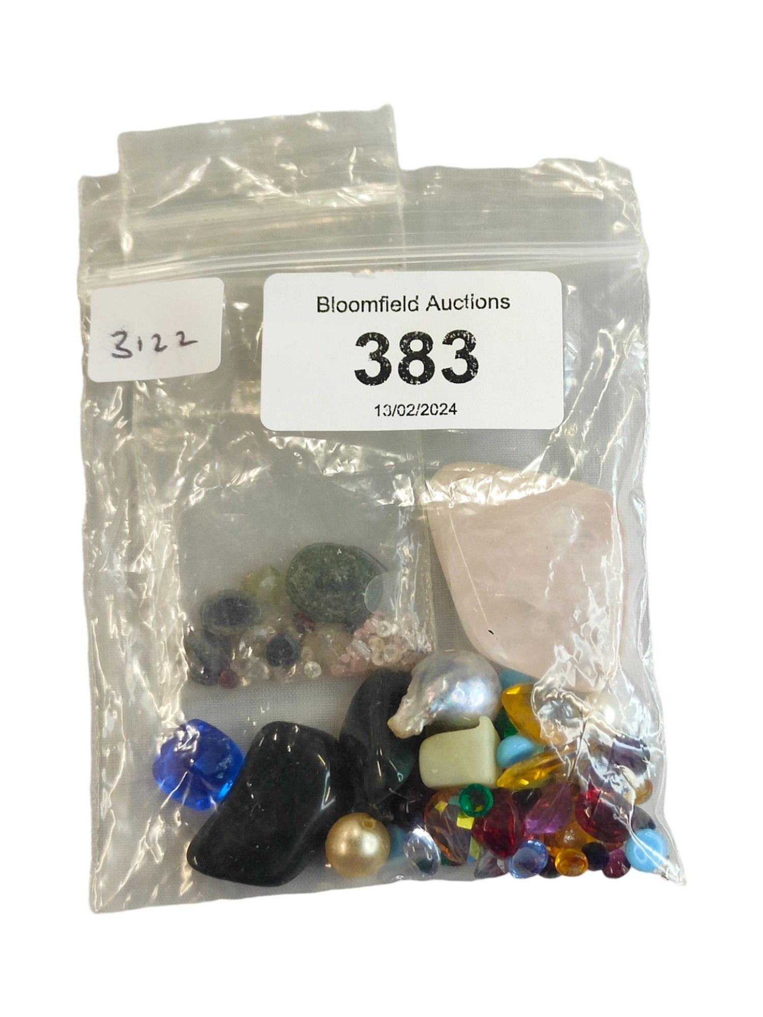 BAG OF LOOSE GEM STONES TO INCLUDE TURQUOISE, ROSE QUARTS, DIAMOND, TOPAS ETC