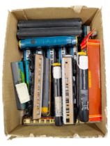 BOX LOT OF MODEL RAILWAY ENGINES AND CARRIAGES
