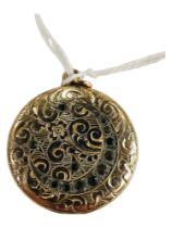 YELLOW METAL CIRCULAR LOCKET STONE SET