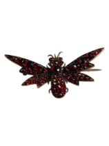 15 CARAT GOLD AND GARNET BEE BROOCH