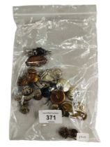 BAG OF IRISH MILITARY & BUTTONS TO INCLUDE DUBLIN FUSILIERS