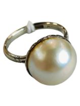 18 CARAT WHITE GOLD SOUTH SEA PEARL RING