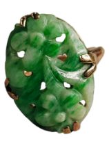 9 CARAT YELLOW GOLD & CARVED JADE RING