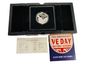THE 75TH ANNIVERSARY OF VE SAY SILVER PROOF £5 COIN IN BOX WITH CERTIFICATE