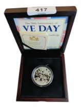 THE 70TH ANNIVERSARY OF VE DAY SILVER £5 COIN IN BOX WITH CERTIFICATE