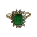 14 CARAT GOLD & EMERALD CLUSTER RING