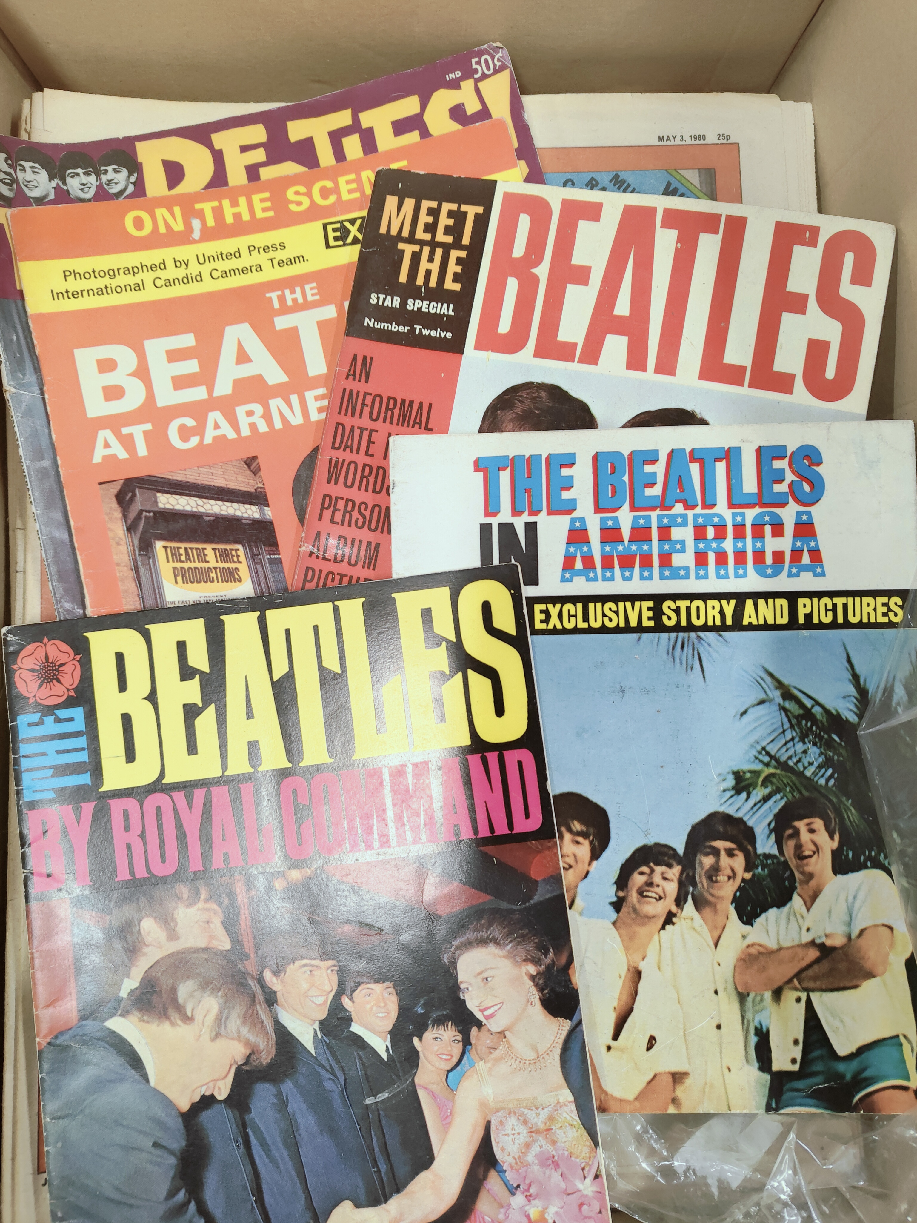 BOX OF MUSIC EPHEMERA & COLLECTABLES TO INCLUDE THE BEATLES - Image 9 of 9