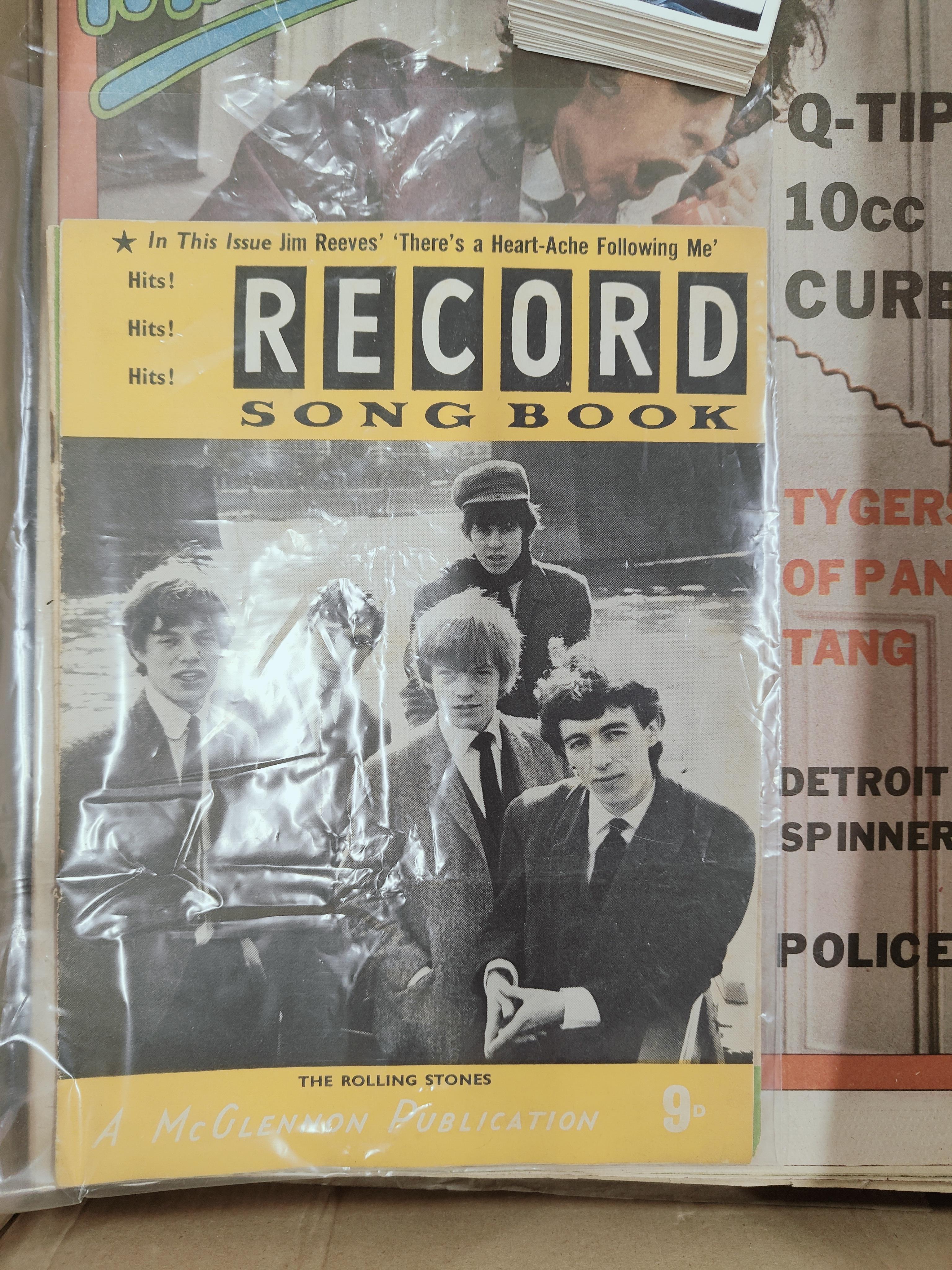 BOX OF MUSIC EPHEMERA & COLLECTABLES TO INCLUDE THE BEATLES - Image 2 of 9