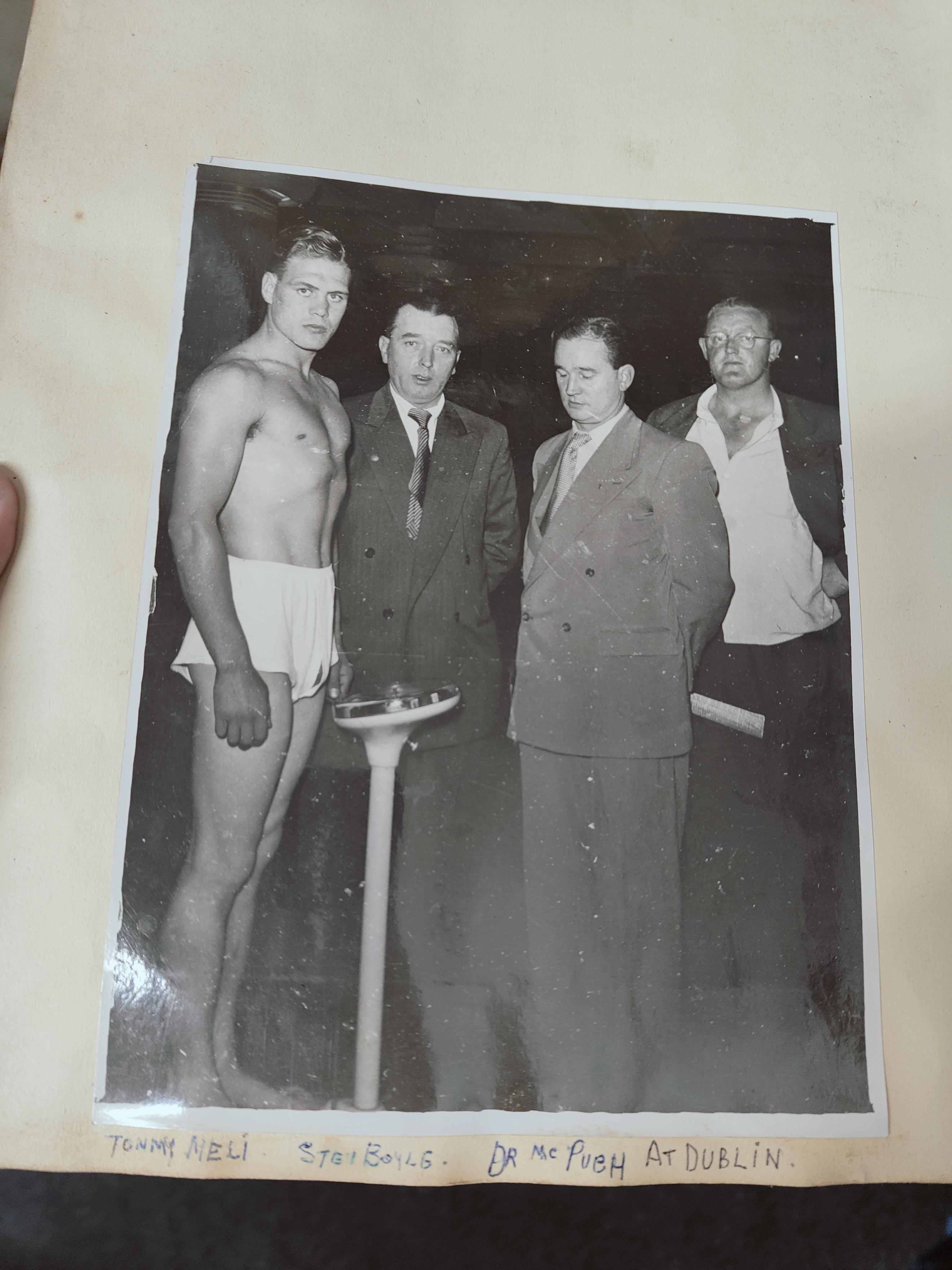 5 BOXING SCRAP BOOKS - LARGE QUANTITY OF NEWSPAPER CLIPPINGS, PHOTOGRAPHS & AUTOGRAPHS ETC - Image 3 of 20