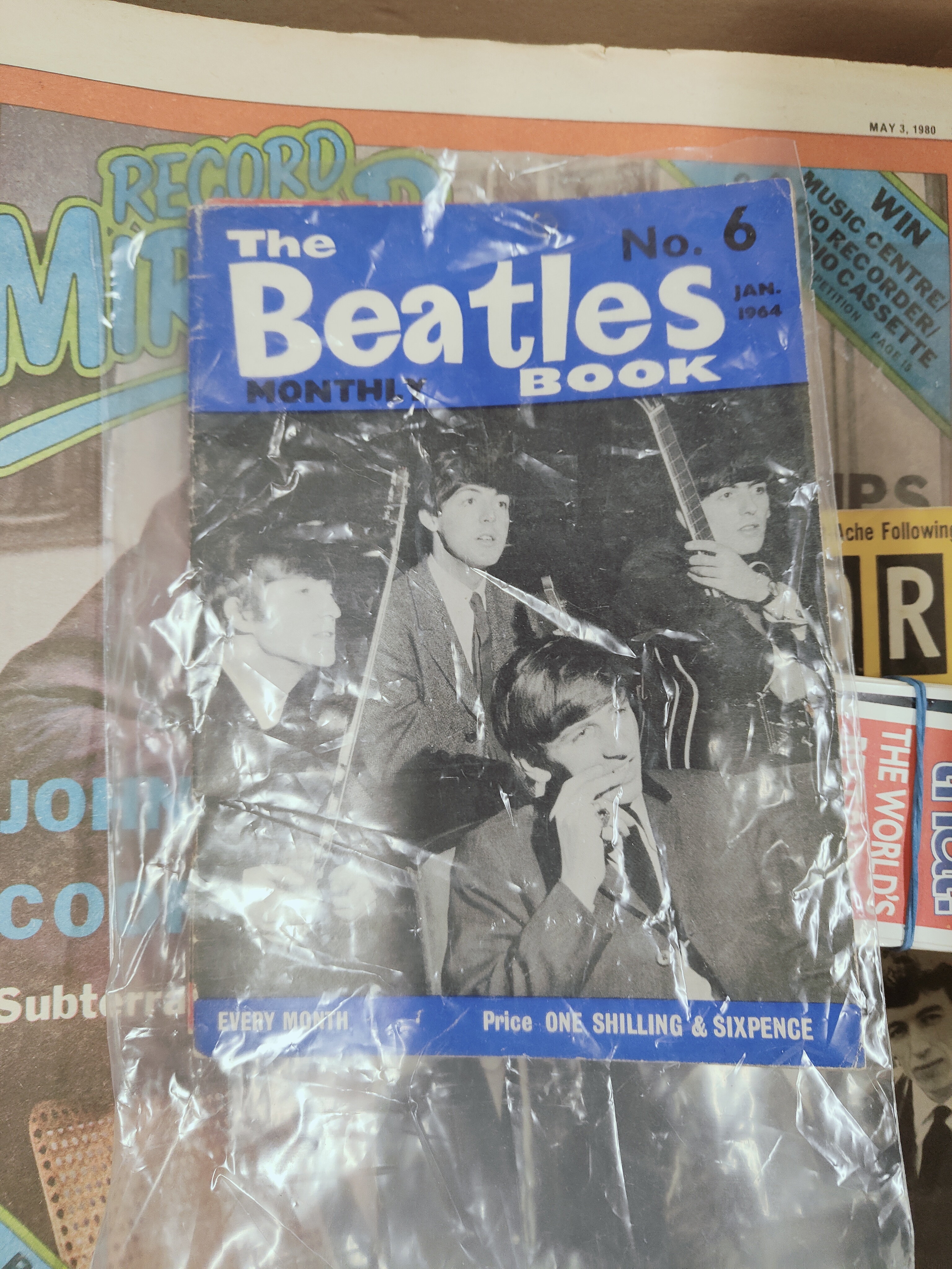 BOX OF MUSIC EPHEMERA & COLLECTABLES TO INCLUDE THE BEATLES - Image 8 of 9
