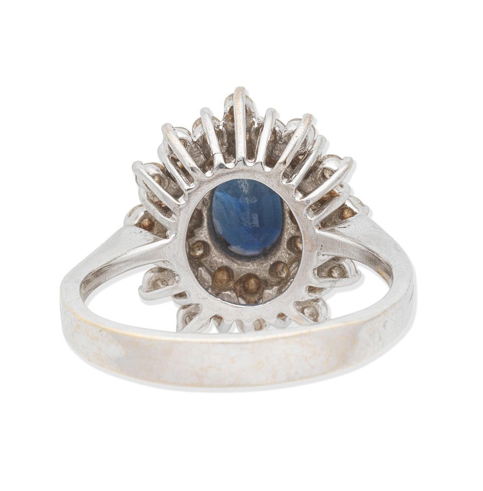 SAPPHIRE AND DIAMOND CLUSTER RING - Image 2 of 3