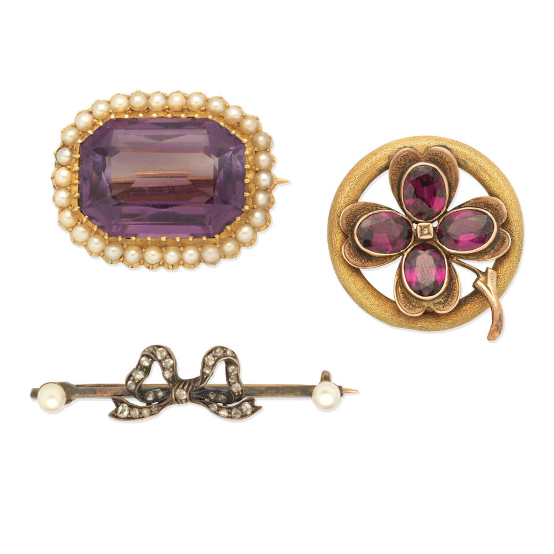 THREE BROOCHES AND CULTURED PEARL EARRINGS (4)