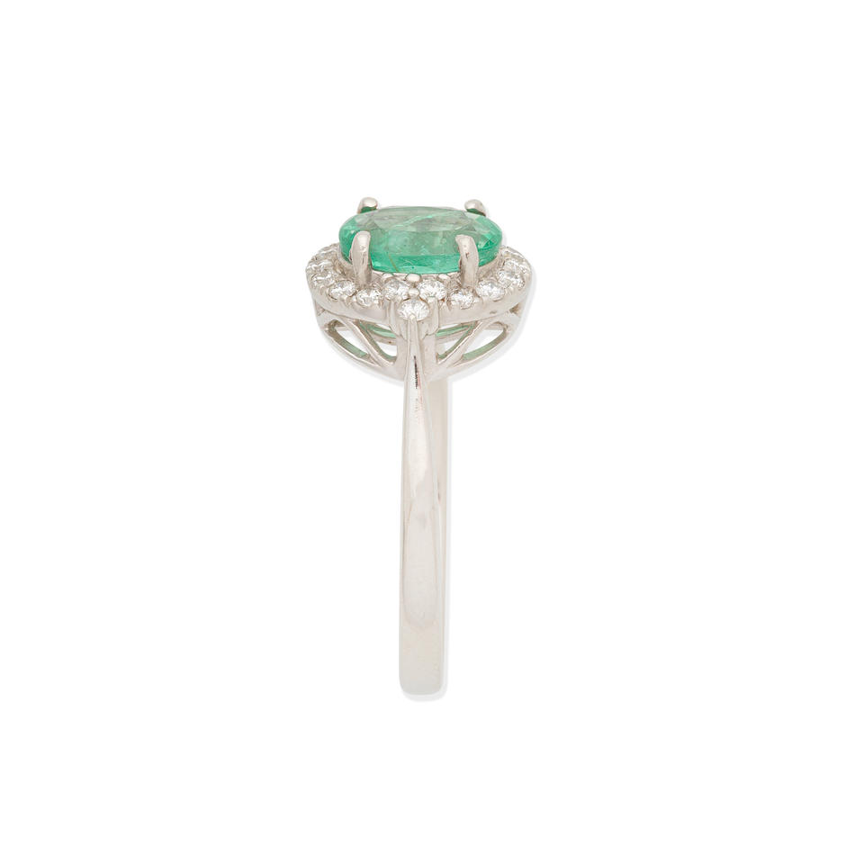 EMERALD AND DIAMOND RING - Image 3 of 3