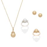 CULTURED PEARL EARRINGS, NECKLACE AND TWO RINGS (4)